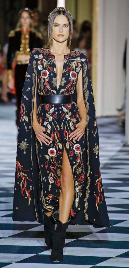 Además de ser espectadora del Fashion Week de París, Izabel Goulart desfiló para Zuhair Murad.