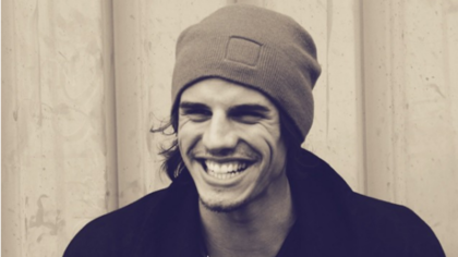 Modelo de grandes marcas europeas, este arquero sabe español a la perfección, toca la guitarra, canta y cocina. Todo.