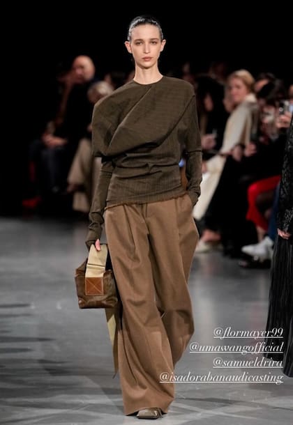 Modelo de The Claw y de Lo Management, Flor Mayer, en la pasarela de Uma Wang