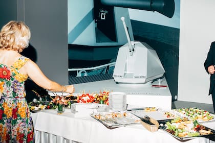 Modelo del Bofors 57 Mk3 sueco en la MSPO Expo, Kielce, Polnia, 2016