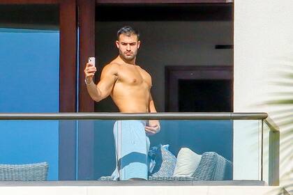 Modelo, entrenador personal y actor de origen iraní, Sam Asghari y una selfie desde la habitación que comparte con Britney