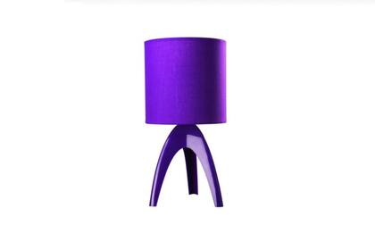 Modelo Isaca realizado en material sintético y tela color violeta ($ 580, Philips)