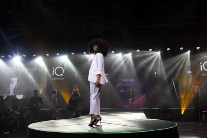 Una gran pasarela fue el escenario para que las modelos desfilaran las distintas tendencias.