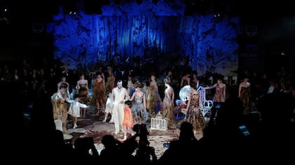 Modelos exhiben las creaciones del diseñador francés Franck Sorbier como parte de su colección Primavera-Verano 2017 de alta costura, en París, miércoles, 25 de enero de 2017