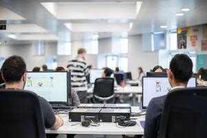 Moderar contenidos es ideal para personas carismáticas y con habilidades sociales que quieran un ingreso mientras estudian alguna carrera