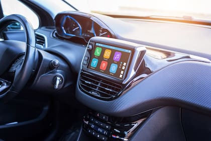Aunque los autos modernos permiten acceder a aplicaciones de música, existen otros que no cuentan con esta tecnología y necesitan una conexión entre teléfono celular y vehículo