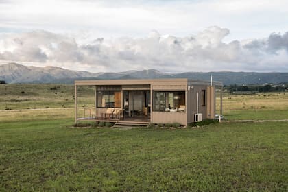 El diseño surgió a partir de la unión de dos contenedores, con vista 360° de las sierras.