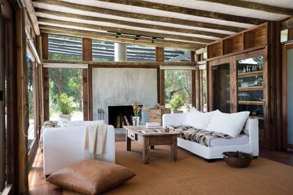 Modernos cerramientos de aluminio generan el confort y la versatilidad necesarios para abrir los espacios al exterior.