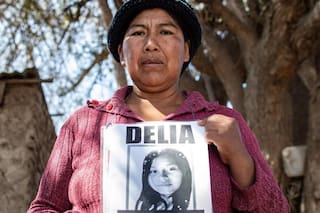 Salió antes del colegio, caminaba hacia su casa y no volvieron a verla