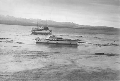 Modesta Victoria, Lancha Cruz del Sur y restos del muelle de Bariloche después del Lagomoto.