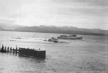Modesta Victoria, Lancha Cruz del Sur y restos del muelle de Bariloche después del Lagomoto.