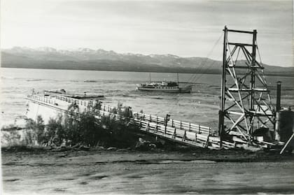 Modesta Victoria, Lancha Cruz del Sur y restos del muelle de Bariloche después del Lagomoto.