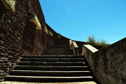 Modificaciones de la línea costera como estas han provocado la desaparición de la playa y el aumento en el ritmo de destrucción del acantilado