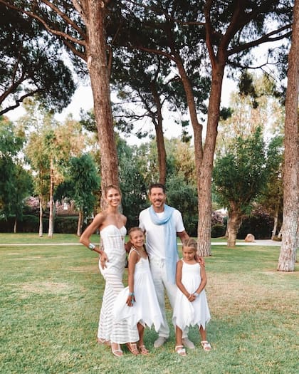 Modo vacaciones: el look total white del Cholo Simeone, su esposa Carla Pereyra y sus hijas, Francesca y Valentina