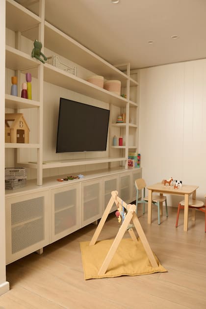 Modular ‘Tokio’ laqueado en beige con puertas de chapa calada (Loom Haus). Juego de mesa y sillas para chicos (Yeti).