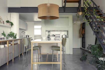 Módulo posterior con frente varillado, se laqueó en verde ‘SW 6178’ (Sherwin Williams).