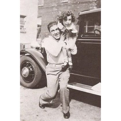 Moe Howard con su hija Joan (Foto: Instagram/@tessarosenmaurer)