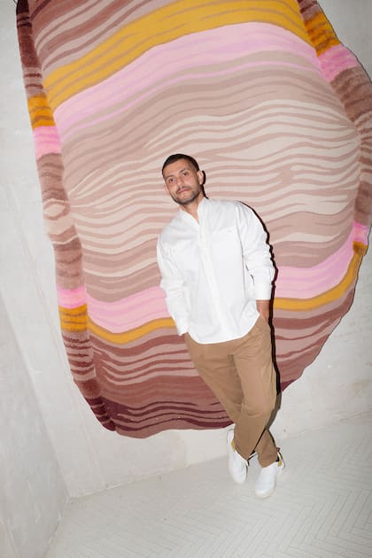 Mohaded fue convocado por la prestigiosa firma CC Tapis para diseñar alfombras elaboradas en un 100% lana Himalaya. "Folds" es el nombre que da vida a dibujos donde el color toma fuerza en líneas que se superponen de manera orgánica, creando pliegues en relieve.