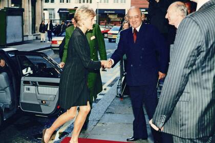 La Princesa Diana, Princesa de Gales, con Mohamed Al Fayed en Harrods para un desayuno de recepción, el 15 de octubre de 1996