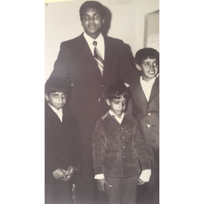 Mohamed bin Zayed junto a sus hermanos Hamdan bin Zayed y Hazaa bin Zayed posan frente a Muhammad Ali Clay