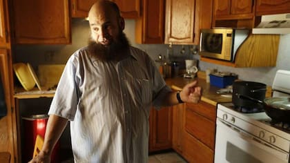 Mohamed Bzeek pasa largos días y noches sin dormir cuidando a la menor.