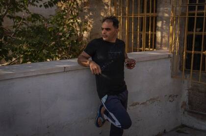 Mohamed Mohtaseb en el tejado de su casa en H2. "Este es un lugar cerrado dentro de un lugar cerrado", asegura.