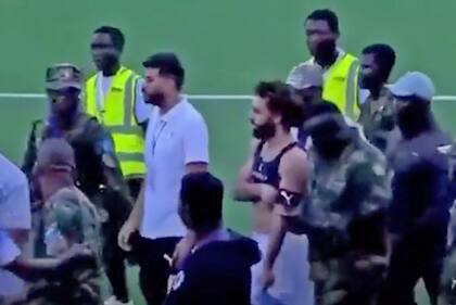Mohamed Salah debió salir del campo de juego escoltado por la policía