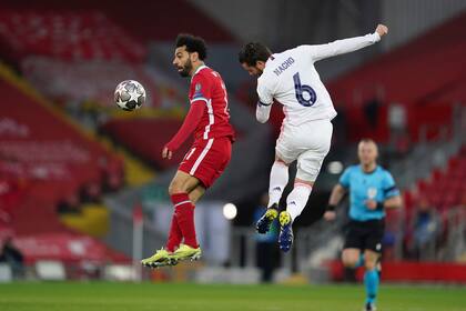 Mohamed Salah disputa la pelota con Nacho en el inicio del partido entre Liverpool y Real Madrid en Anfield.