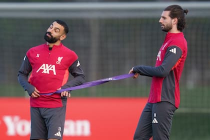 Mohamed Salah (izquierda) usa una cinta de resistencia con Dominik Szoboszlai, su compañero de Liverpool, durante un entrenamiento