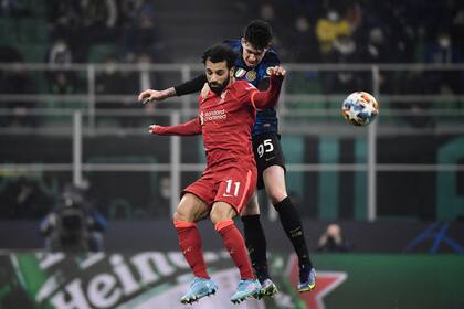 Mohamed Salah y Alessandro Bastoni disputan el balón