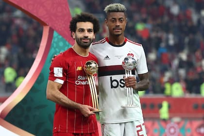 Bruno Henrique junto a Mo Salah, tras la final del Mundial de Clubes en la que Flamengo cayó ante Liverpool en 2019