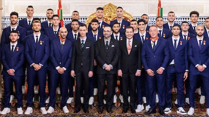 Mohamed VI, de anteojos, junto a los futbolistas marroquíes que alcanzaron el histórico cuarto puesto en Qatar; el multimillonario rey invierte muchos fondos del estado en el desarrollo del fútbol nacional.
