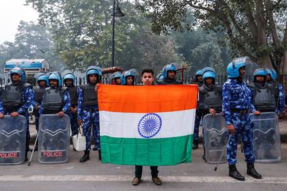Mohammad Anas Qureshi, de 20 años, vendedor de frutas, frente a la policía antidisturbios durante una protesta contra una nueva ley de ciudadanía en Delhi, India, el 19 de diciembre de 2019.