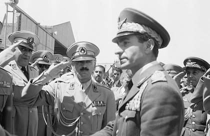 Mohammad Reza Pahlavi y una guardia de honor, en 1953 (Getty Images)