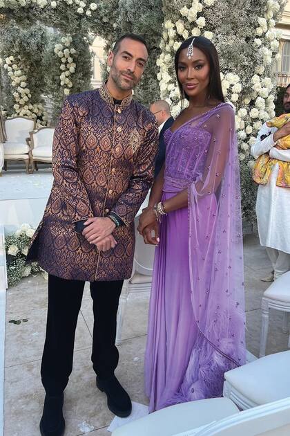 Mohammed Al
Turki, director ejecutivo
de la Fundación del
Festival de Cine del Mar
Rojo, y Naomi Campbell,
que lució un fantástico
vestido del diseñador
Manish Malhotra para
estar a tono con la
ceremonia tradicional
india que se celebró el
sábado 4.