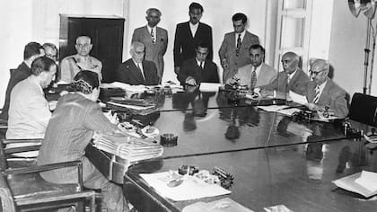 Mohammed Mossadegh en una reunión con su gabinete en 1951 para discutir la nacionalización de la industria petrolera de Irán.