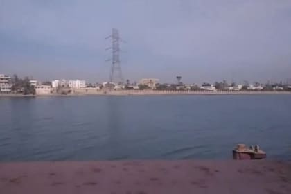 Mohammed tenía que nadar hasta la orilla si necesitaba conseguir agua potable o comprar comida