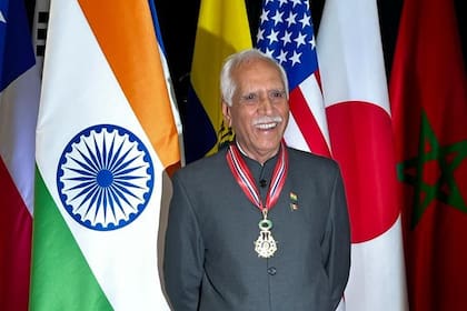 Mohan Kohli, al recibir la Orden del Mérito