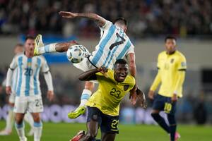 Moisés Caicedo (23), de Ecuador, disputa la pelota con Rodrigo De Paul (7) durante el partido de las eliminatorias sudamericanas para el Mundial 2026 en el estadio Monumental de Buenos Aires, el jueves 7 de septiembre de 2023. (AP Foto/Natacha Pisarenko)