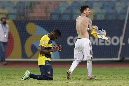 Moisés Caicedo tras un partido ante Argentina durante la Copa América de Brasil 2021. (AP Photo/Eraldo Peres)
