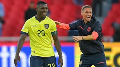Moisés Caicedo y Sebastián Beccacece. Selección de Ecuador