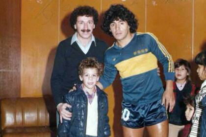 Moisés Caire junto a uno de sus hijos y Diego Maradona, en 1981