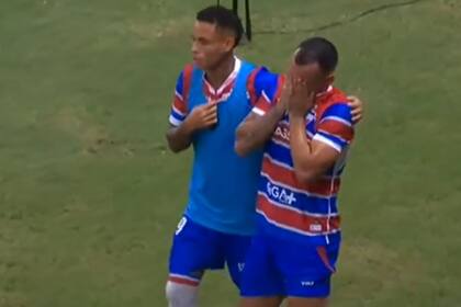 Moisés se va lesionado y desconsolado, tras el empujón de su compañero Deyverson