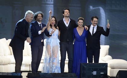 El elenco en pleno de Moisés y los diez mandamientos y un final en el Luna Park junto a Marley, en 2016