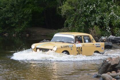 Moisés y Maximiliano Osman cruzan el vado del río San José para llevarse el triunfo