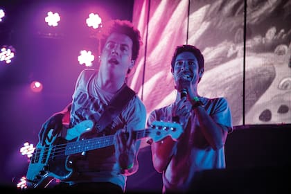 Mojoli (izq.) y Kartún en vivo en el festival Rock en Baradero, en febrero. En agosto, la banda llega a Obras.