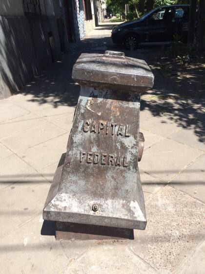 Mojón número 11 ubicado en la esquina de Nicolás Avellaneda y Avenida General Paz en Villa Raffo, partido de Tres de Febrero, provincia de Buenos Aires, Argentina.