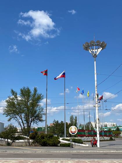 Las bandera de Transnistria y de la Federación Rusa y, más lejos, las de Ossetia, Abjasia y Nagorno Karabaj