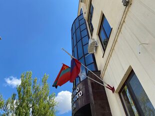 La bandera de Transnistria tiene la hoz y el martillo