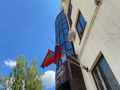 La bandera de Transnistria tiene la hoz y el martillo